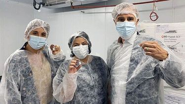La ministra de Salud Carla Vizzotti junto a Marcelo Figueiras, dueño de los laboratorios Richmond, con el primer lote de Sputnik fabricado en Argentina..
