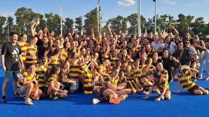 REGRESO A PRIMERA. Todo Belgrano Athletic celebra en Olivos el ascenso.