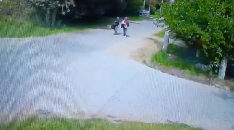 La huida de los ladrones quedó registrada por las cámaras de seguridad del lugar.&nbsp;