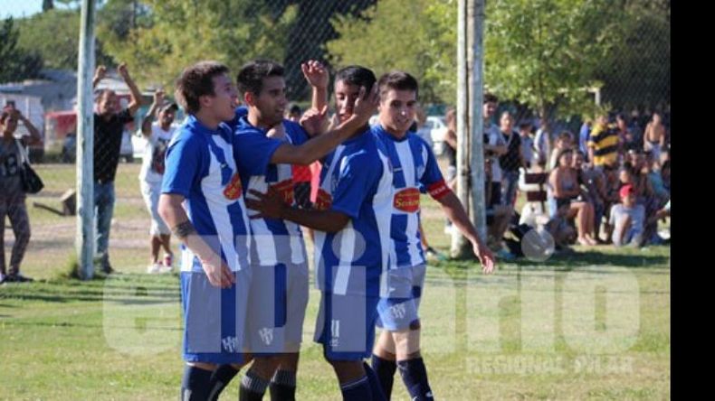 UNIDOS. Cejas (2º) rodeado por Coronel, Inotre y Fargi tras el 3-1 parcial del Santo..