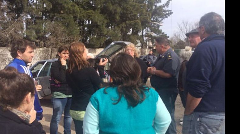 ALERTA. Vecinos, ayer, durante la protesta..