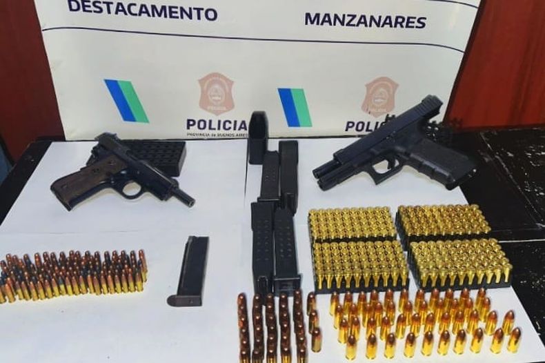Las armas y proyectiles halladas en la casa que compartía el matrimonio.&nbsp;