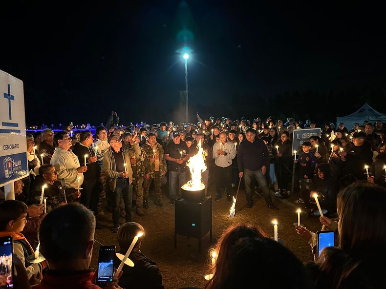 Veteranos, familiares y vecinos acercan velas a las cruces que recuerdan a los 649 caídos en las Islas Malvinas.&nbsp;