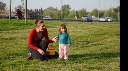 Las familias suplen la escasez de parques yendo al borde de la Panamericana..