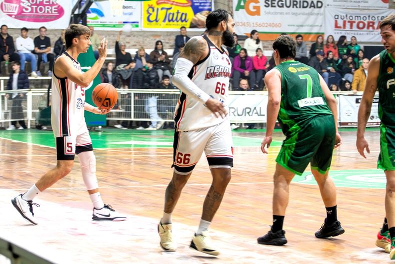 Nicolás Henriques fue el goleador de Derqui en San Salvador.