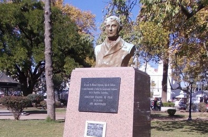 El busto de Manuel Belgrano en la plaza 12 de Octubre de Pilar.