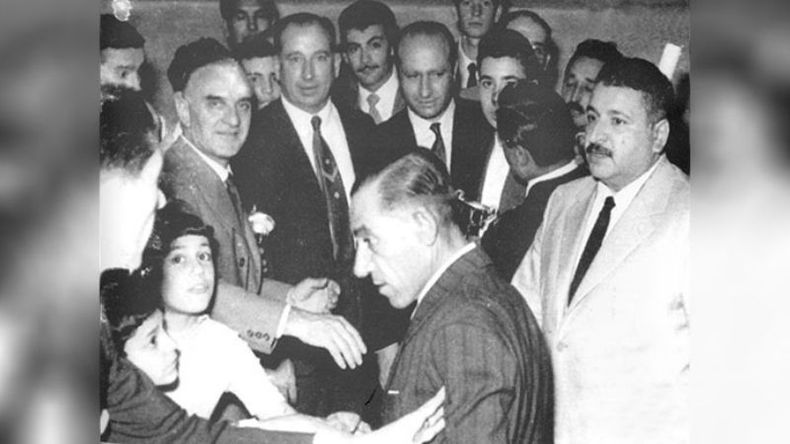 El cinco veces campeón de Fórmula 1, Juan Manuel Fangio, de vista en el Club Atlético Pilar, en el año 1960. .