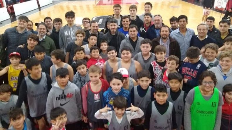 RANCHO UNIDO. Dirigentes, jugadores y cuerpo técnico con los chicos de las inferiores..