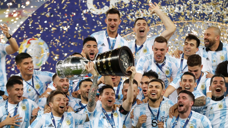 Lionel Messi sostiene el trofeo. (AP/Foto Andre Penner)..png