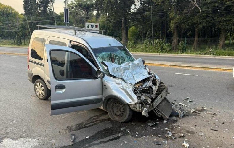 FUERTE IMPACTO. Así quedó la Kangoo tras impactar contra el colectivo.
