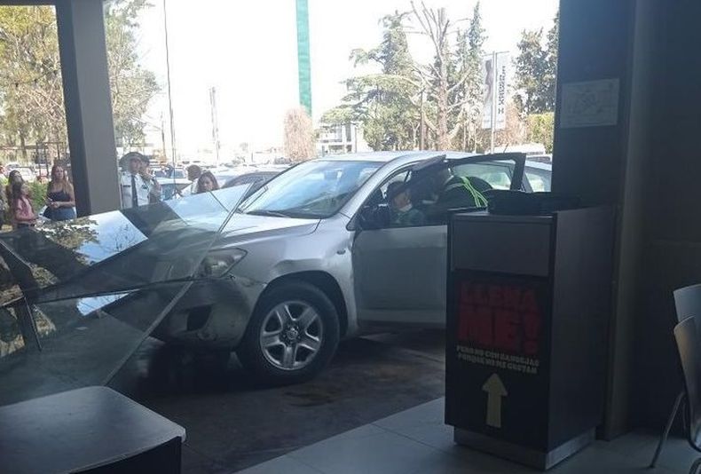 La camioneta se incrustó en el Burger King del shopping Paseo Champagnat este viernes.