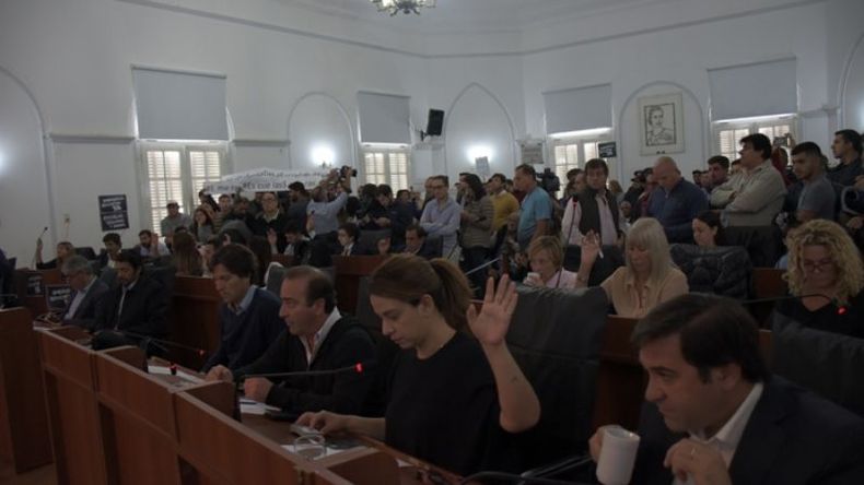 MANOS. En un recinto colmado, el oficialismo tuvo mayoría..