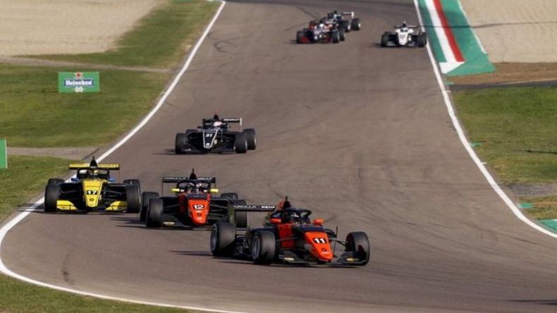 CURVA. Colapinto se lució en el mítico trazado de Imola..