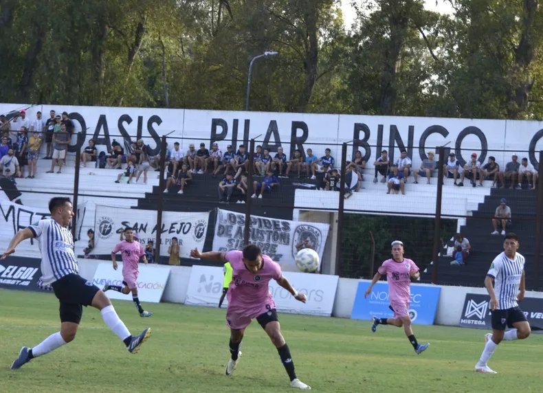 CABEZAZO. Eloy ya le dio dirección a la pelota para convertir el 2-0 parcial.