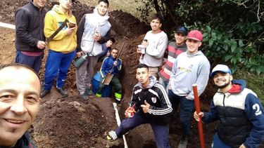 Comprometidos. Guiados por Marcelo Villavicencio, jóvenes que luchan por salir de las adicciones construyeron la fosa séptica de La Posada de la Vida. .