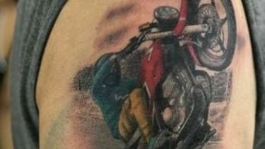 El tatuaje fue realizado por Esteban Ríos, de Peruzzotti..