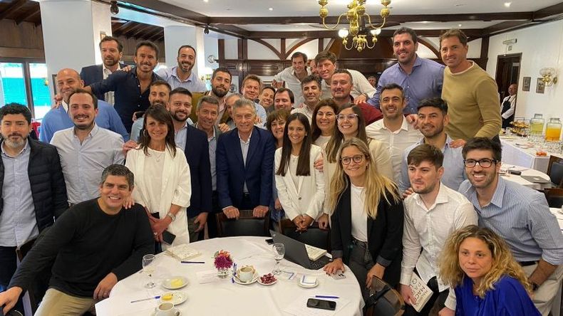 FIN DE CURSO. Macri junto a aspirantes a intendentes, entre ellos Neuspiller..