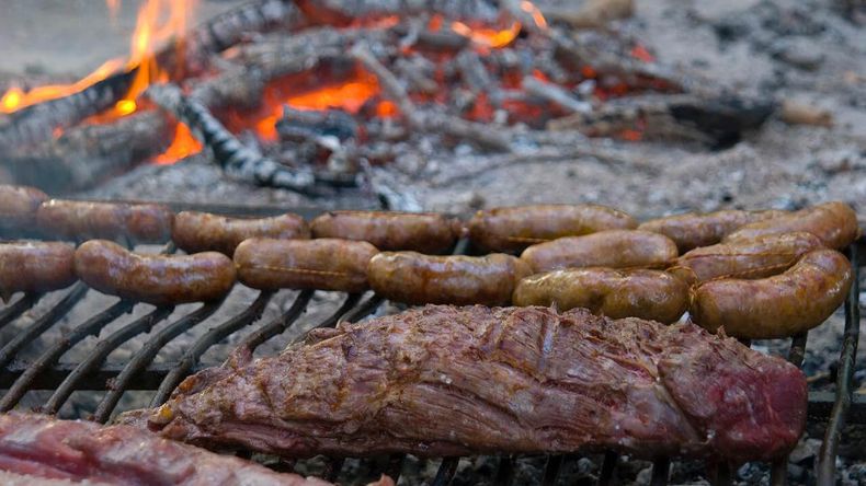 Asado criollo. (arecotradicion.com).