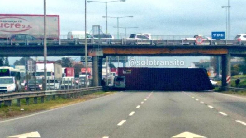 El contenedor bloqueó la ruta debajo del puente Los Olivos. Foto Vicky Gabás..