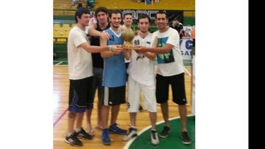 Los chicos, con las medallas, en cancha de Ferro..