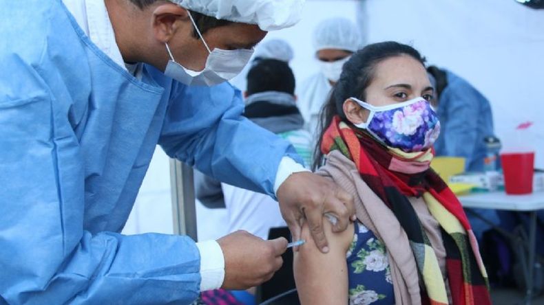 AL AIRE LIBRE. Este jueves se instaló una posta de vacunación en la estación de Pilar..