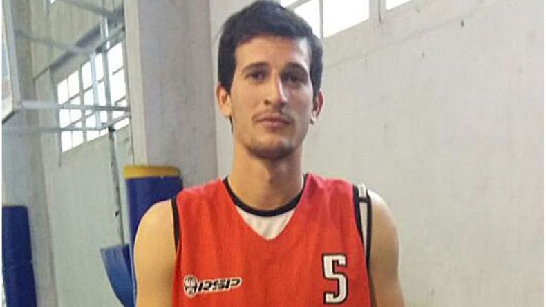 ROJO. Lynn ya se probó la camiseta del Diablo zarateño..