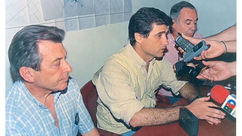 Primera conferencia de prensa de Sergio Bivort, minutos después de haber ganado las elecciones a intendente del año 1999. Lo acompañan Jorge Domenech y Beto Ponce de León. El abogado se impuso con el 40,5% de los votos. .