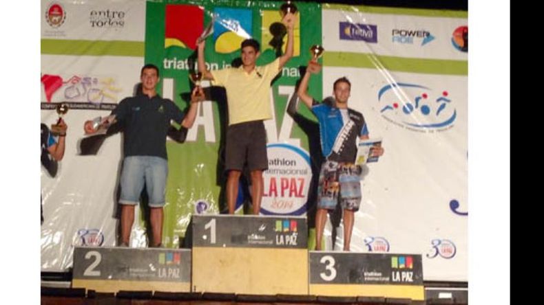 Santiago O’ Donnell y Juan Cruz Saiz en el podio del tradicional triatlón..