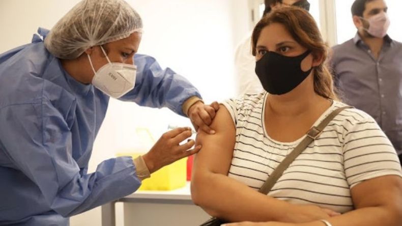 Quienes hayan recibido la primera dosis de la vacuna de AstraZeneca comenzarán a completar su esquema a fines de mayo. .