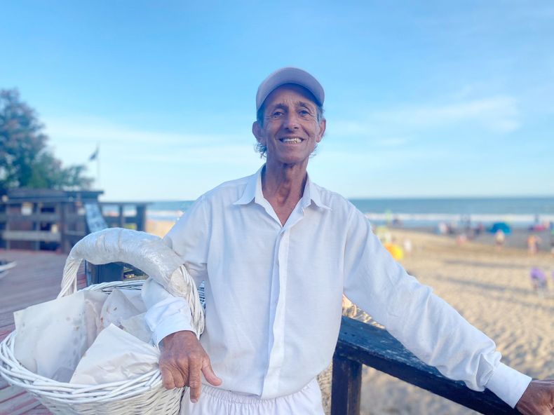 PUNTA EN BLANCO. Antonio Espasa pasa sus veranos en Villa Gesell desde 1979.