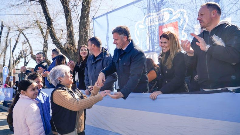 El intendente Federico Achával y la primera candidata por Fuerza Patria, Soledad Peralta, acompañaron a los vecinos durante las celebraciones.&nbsp;