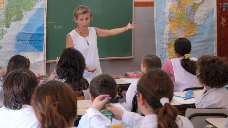 Con la vacunación, el gobierno busca que docentes y alumnos vuelvan al aula. .