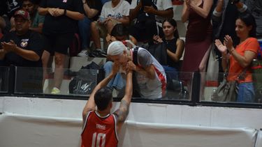 Jonatan Treise, emblema de Atlético Pilar, saludando a su mamá tras el encuentro.