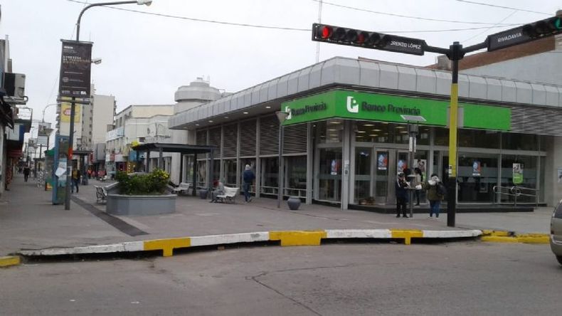 La peatonal y el Banco Provincia, casi vacíos..