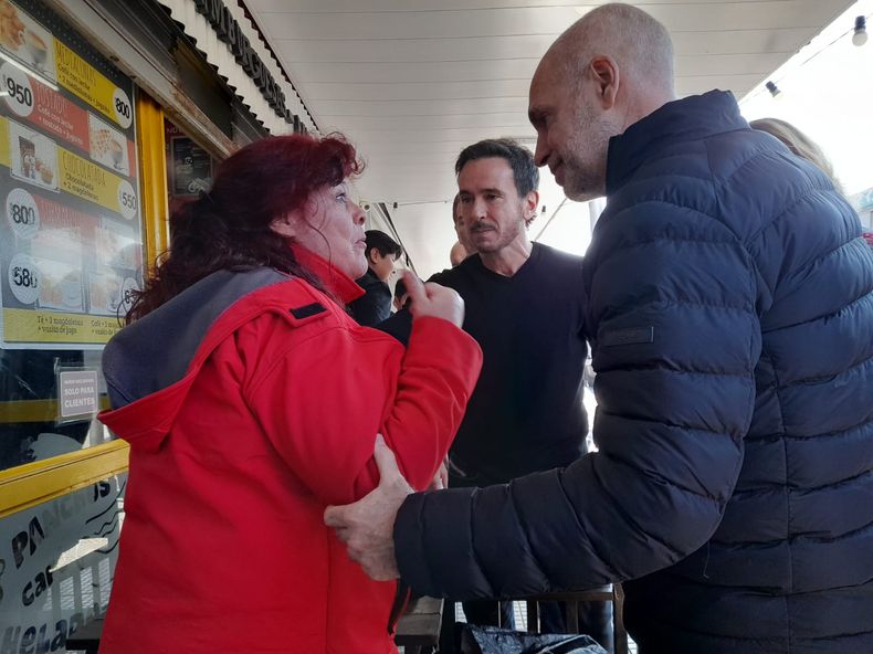DIÁLOGO. Rodríguez Larreta y Neuspiller dialogaron con vecinos durante la recorrida.