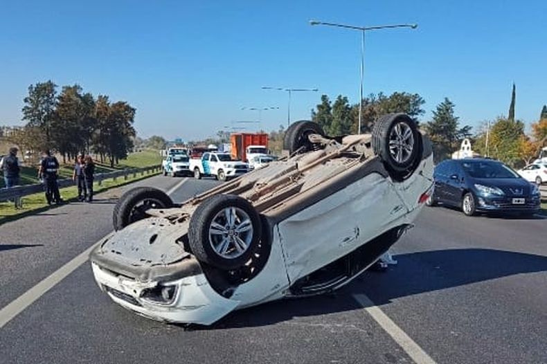 VOLCADA. Así quedó la camioneta en la que iba la mujer y su hijo.