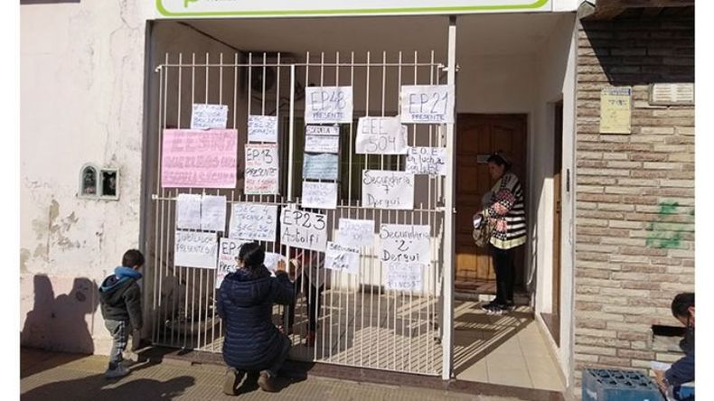 SANTUARIO. Docentes dejaron pegados sus reclamos en la reja del Consejo Escolar..