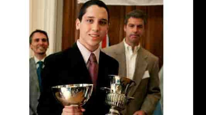 Santiago con sus copas. Pide más lugar para los jóvenes en la sociedad..