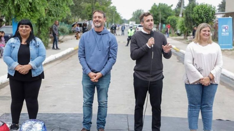 PRESENTACIÓN. La nueva calle tiene asfalto con cordón e iluminación led..