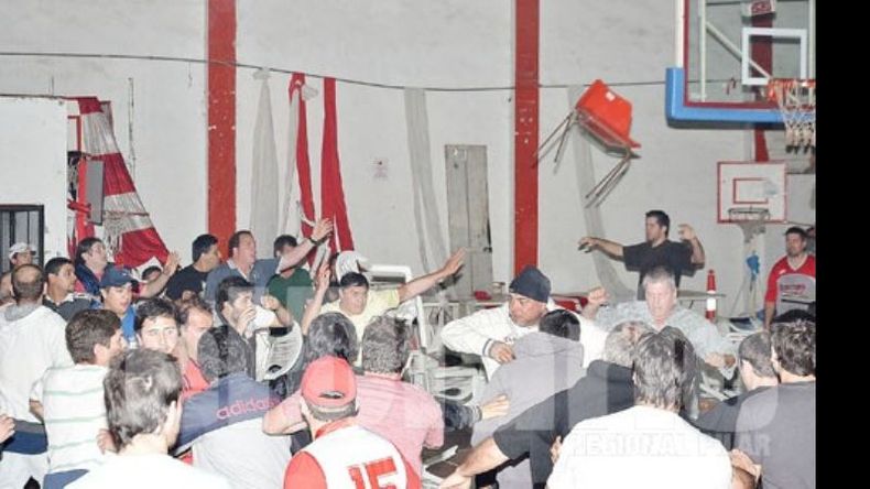 Sillas van… sillas vienen… La violencia terminó manchando una verdadera fiesta para el deporte..