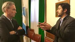 CHARLA ANIMADA. Pichetto y Maciel, ayer, en el Senado..