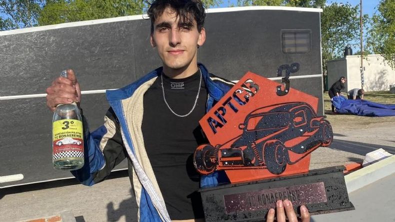 Lautaro Oyhanart revirtió un fin de semana que arrancó complicado y se subió al podio..