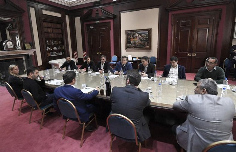 A LA MESA. Achával compartió la firma con Kicillof, Cuattromo y los intendentes. &nbsp;