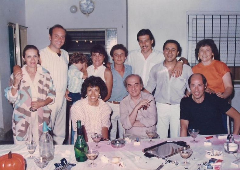 AÑO 1987. Tito Cosa (centro) junto al elenco de la Comedia, en el patio de la familia Simeoni.