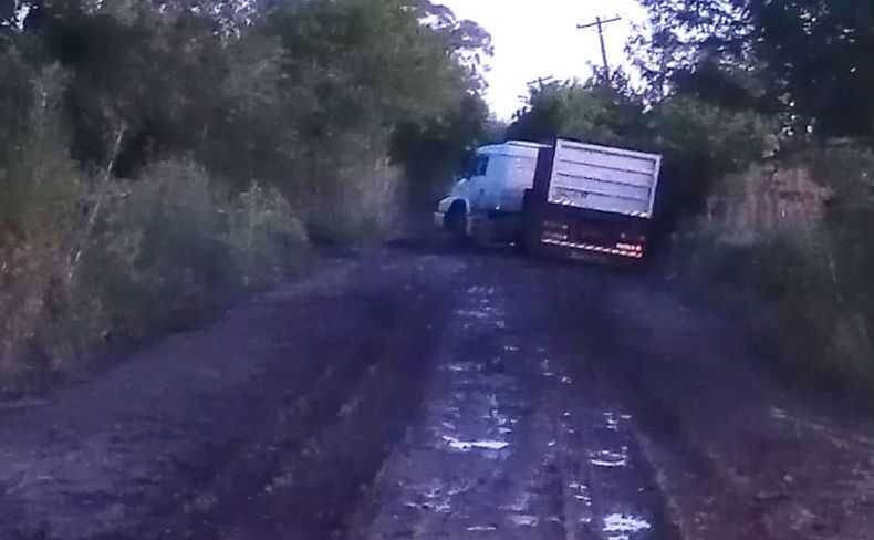 Sinsernadie / @mercedesningo. Único acceso al barrio. Barro hasta las rodillas. Camión encajadísimo. Manzanares, a 3 kilómetros de los countries + cotizados de la zona, Pilar. @FedericoAchaval 4 años y ni un empedrado! Ni hablar si tenemos una urgencia! #SantaColoma.