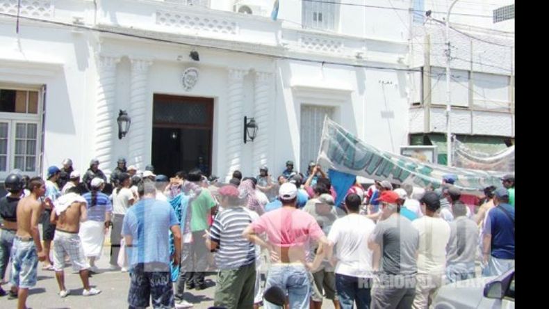Los trabajadores volvieron a manifestarse para reclamar sus salarios..