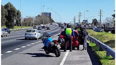 En #Panamericana, sino tenés chapa patente colocada, te detienen. Si está en el vehículo, los agentes de la motorizada de la #ANSV te ayudan a volver ponerla. Si no... te hacen la multa. Basta de vivos. LaPanaWeb /@lapanaweb..