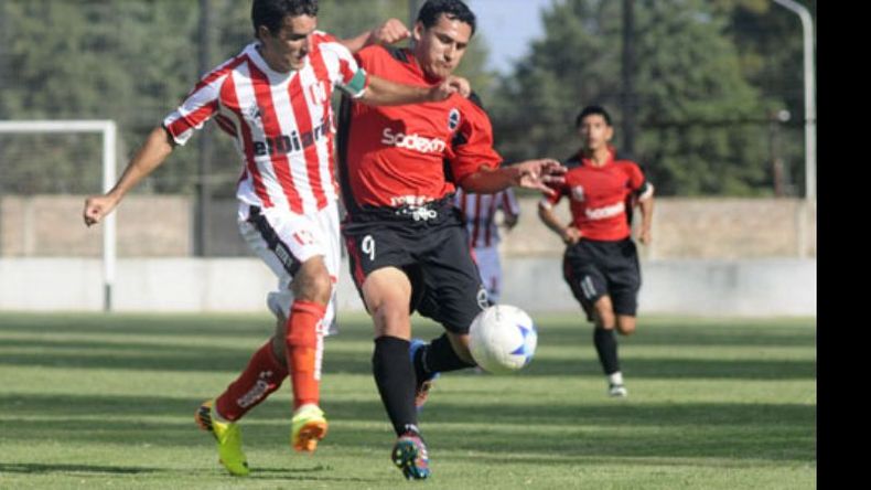 Miguel Díaz viene dulce tras el gol convertido en Capitán Sarmiento..