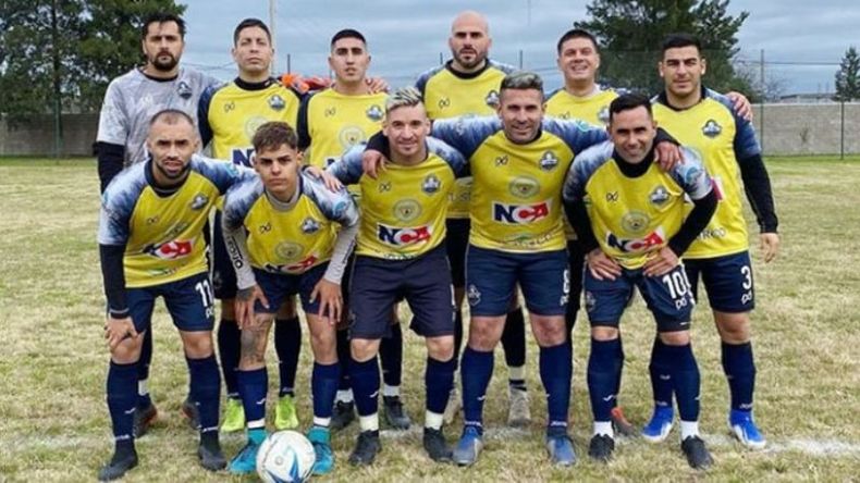 EQUIPO. Los once de La Fraternidad listos para jugar en Colectividad Boliviana. (FOTO: CLUBLAFRATERNIDAD2019)..