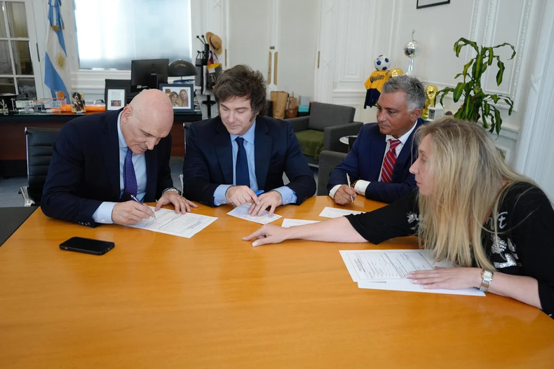 CANDIDATO. José Luis Espert será el hombre de la Rosada en la lista. En la foto, firma su pase a LLA junto a Javier y Karina Milei y Sebastián Pareja.&nbsp;